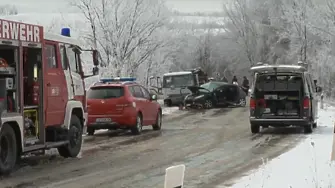 След тежката катастрофа с две жертви край Левски: Шофьорът все още е в неизвестност