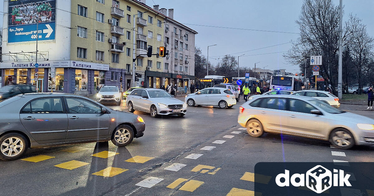 Автобус на градския транспорт е аварирал на кръстовището на булевардите