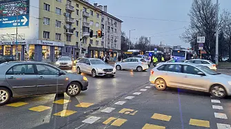 Автобус аварира на ключово кръстовище в София