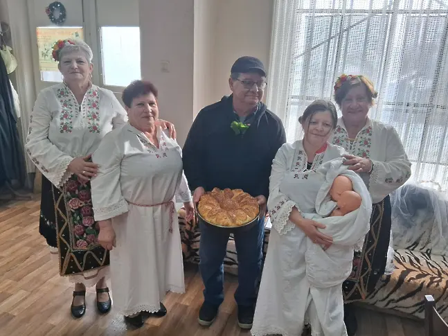 С песни, наричания и усмивки празнуваха Бабин ден в село Асеновци