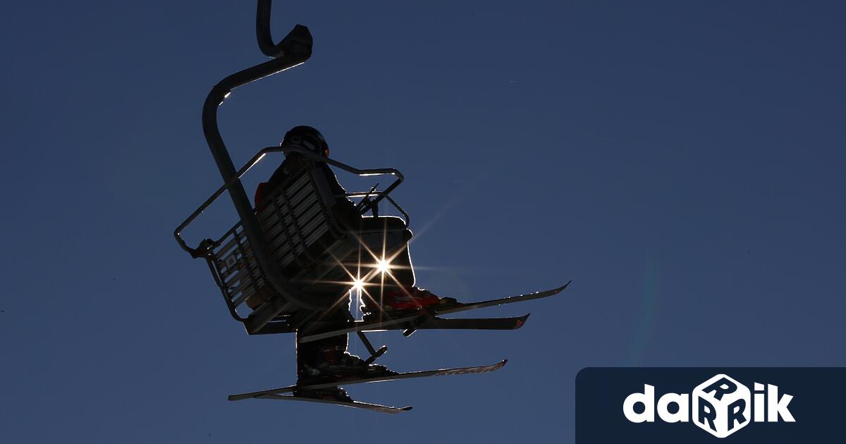 Мъж е изпочупил две от кабинките на въжения лифт в