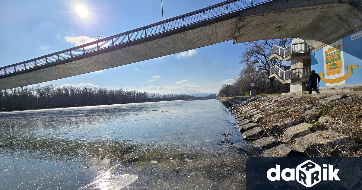 Случайни минувачи спасиха 31 годишна жена от измръзване и удавяне