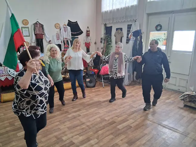 С песни, наричания и усмивки празнуваха Бабин ден в село Асеновци