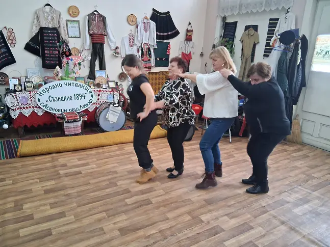 С песни, наричания и усмивки празнуваха Бабин ден в село Асеновци