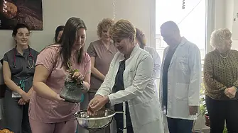 Денят на родилната помощ бе отбелязан с традиционен ритуал в УМБАЛ „Д-р Георги Странски“ – Плевен