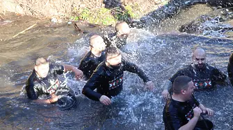 Младоженци скочиха в ледената река на Перущица за здраве и берекет