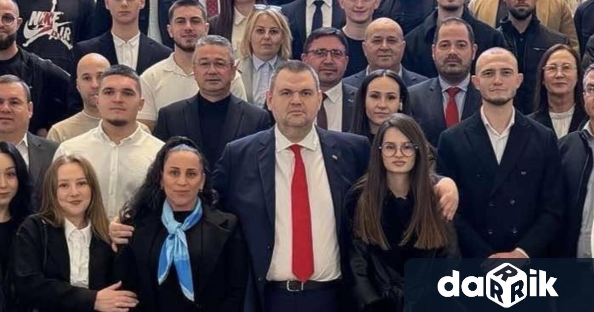 Лидерът на ДПС Ново началоДелян Пеевски се срещна с група