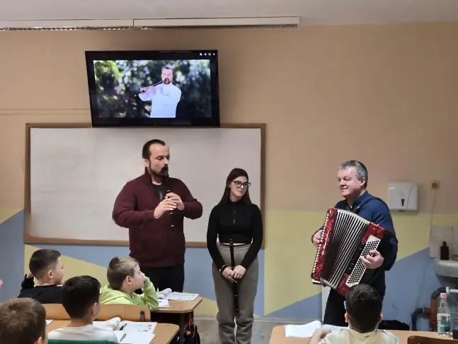  Школа по дудук съхранява българските обичаи в НУ „ Христо Ботев “ – Плевен 