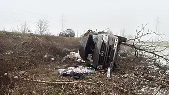 Четирима в болница след катастрофа с два буса край Мъглиж