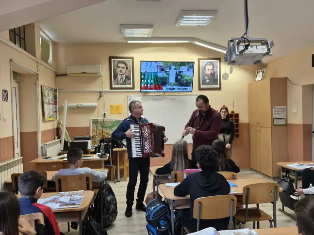  Школа по дудук съхранява българските обичаи в НУ „ Христо Ботев “ – Плевен 