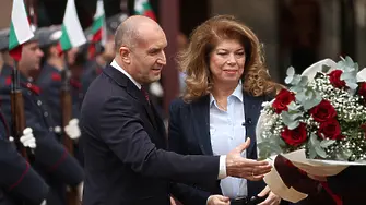 Ето какво каза Йотова на Радев при изпращането му от парадния вход на президентството