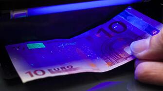 21-годишна в Пловдив се опита да прокара 11 фалшиви банкноти от 50 евро