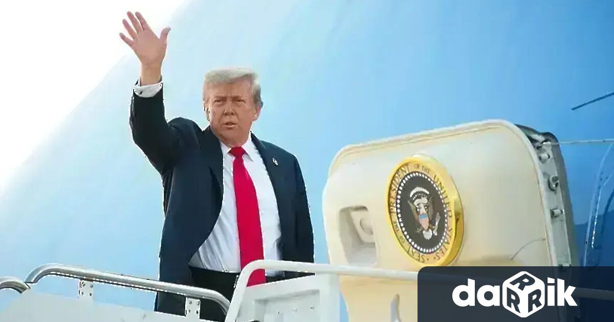 Самолетът Air Force One на президента на САЩ Доналд Тръмп