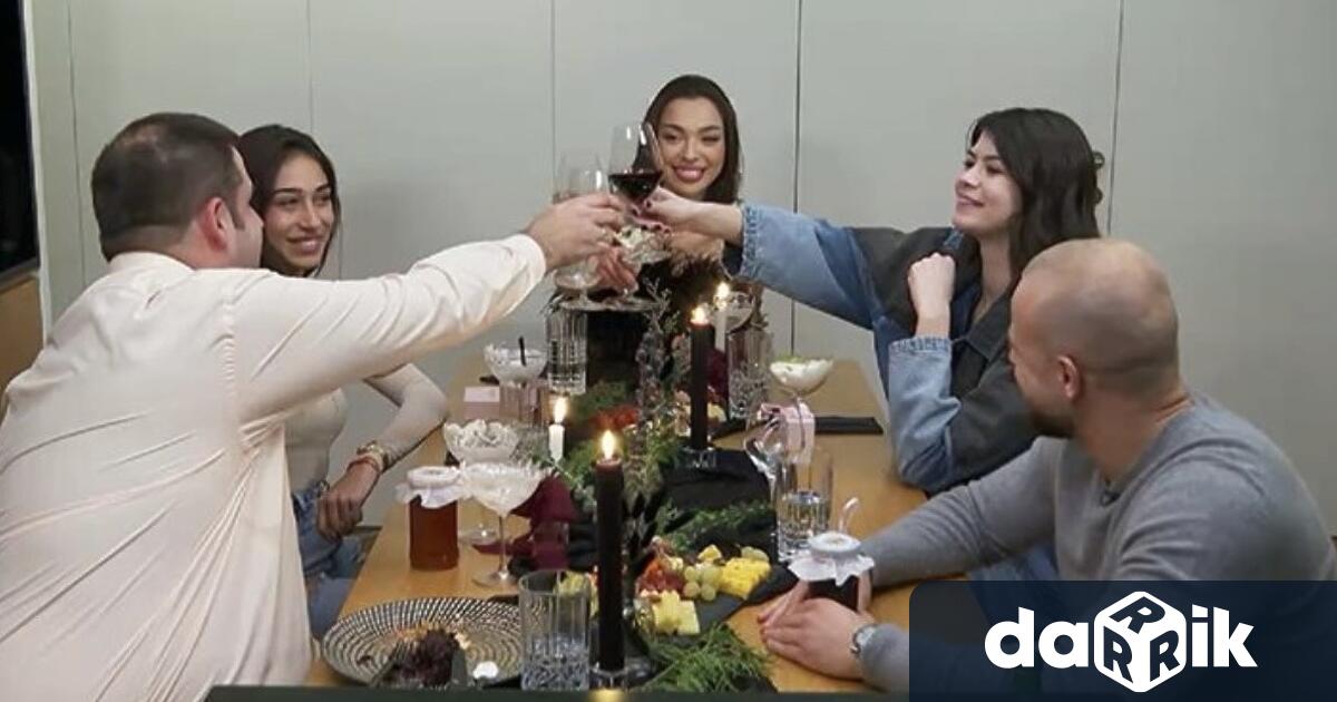 Чаровната и усмихната моделка Айлин Бобева посрещна гостите си като