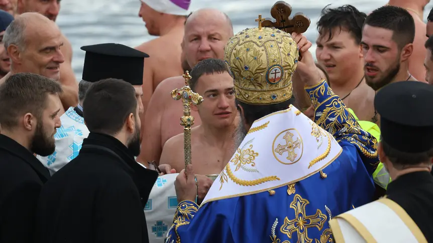 Мъж прекъсна патриарх Даниил и извика "Хвърляй кръста", след напрежение полицията се намеси