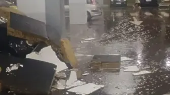 Рухна част от тавана на паркинга на голям хранителен магазин във Варна (ВИДЕО)