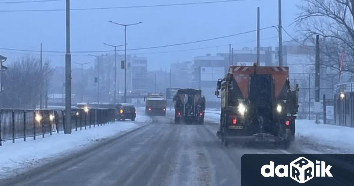 Цяла нощ екипи и техника на Общинското предприятие Чистота озеленяване