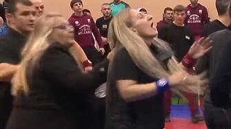 Зверски бой в Сливен! Съдийка удари борец, в мелето се включи и майка му (ВИДЕО)