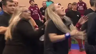 Зверски бой в Сливен! Съдийка удари борец, в мелето се включи и майка му