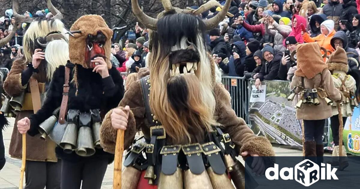 В Перник продължават маскарадните дефилета част от програмата на Международния