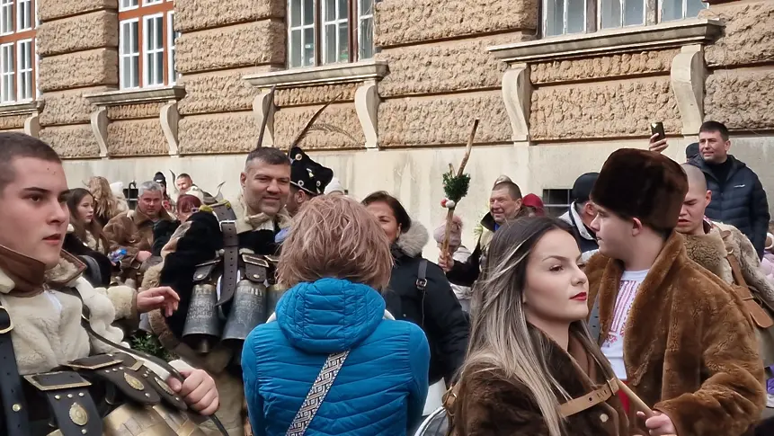 Тервел Пулев се появи с кукерски костюм на Сурва в Перник