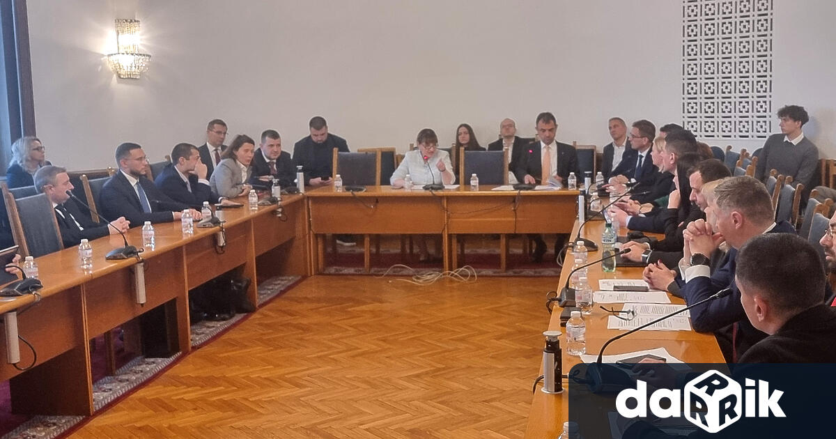 Още в началото на днешното извънредно заседание на правната комисия