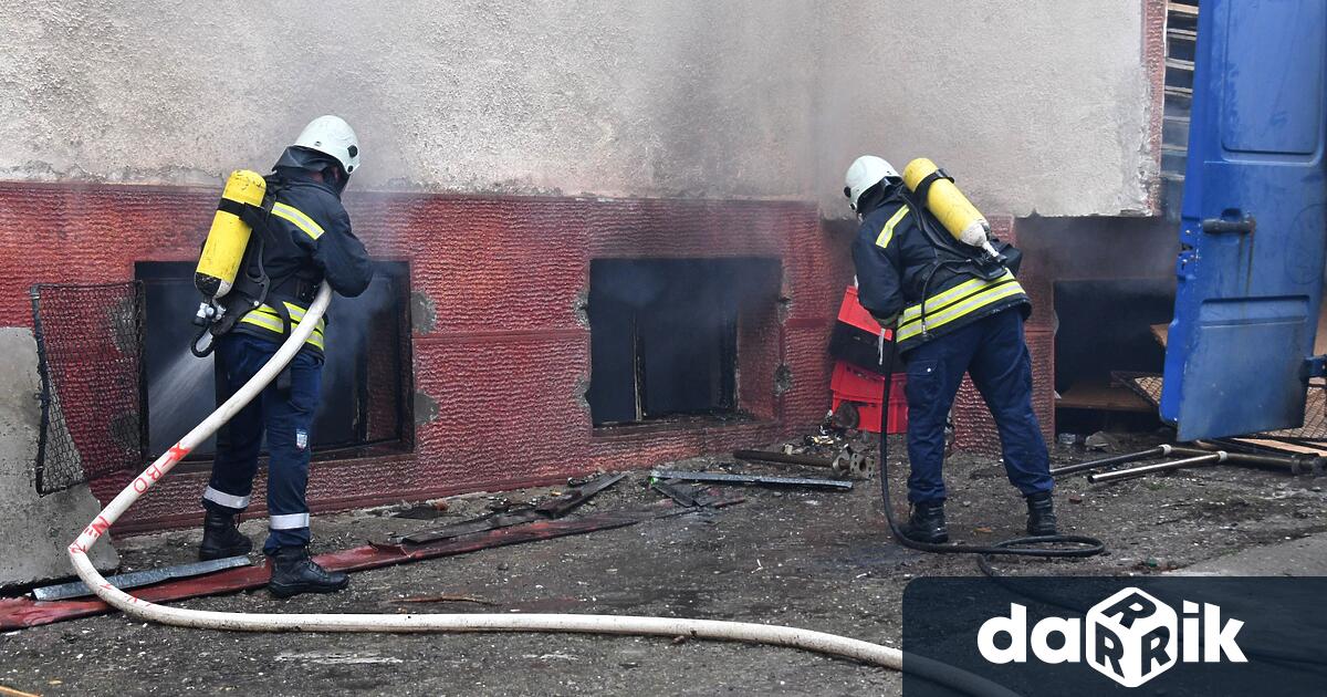 Пожар избухна в Хасково в склад за домашни потреби в