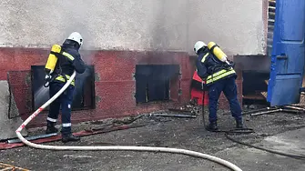 Склад с перилни препарати и запалки горя в Хасково
