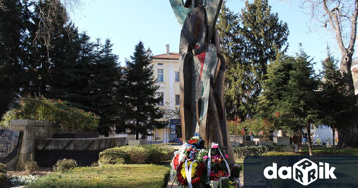 В 11 00 часа пред паметника Свидетелят на площад Стефан