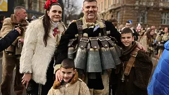 Тервел Пулев се появи с кукерски костюм на Сурва в Перник