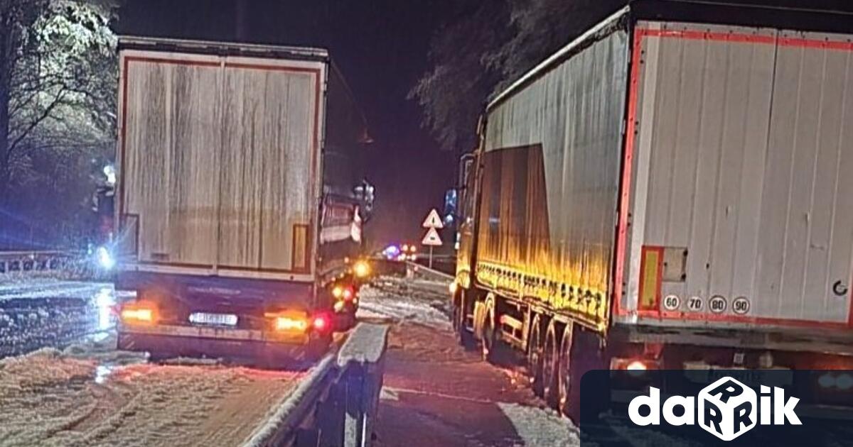 Обилен снеговалеж затруднява преминаването на превозни средства през прохода Предела