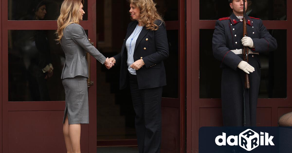 Заместник омбудсманът Мария Филипова пристигна на Дондуков 2 за среща