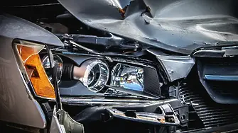 Пияна шофьорка блъсна таксиметров автомобил и двама мъже