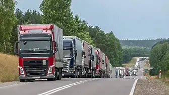 Камион се вряза в чакащи тирове на „Капитан Андреево”, шофьорът загина