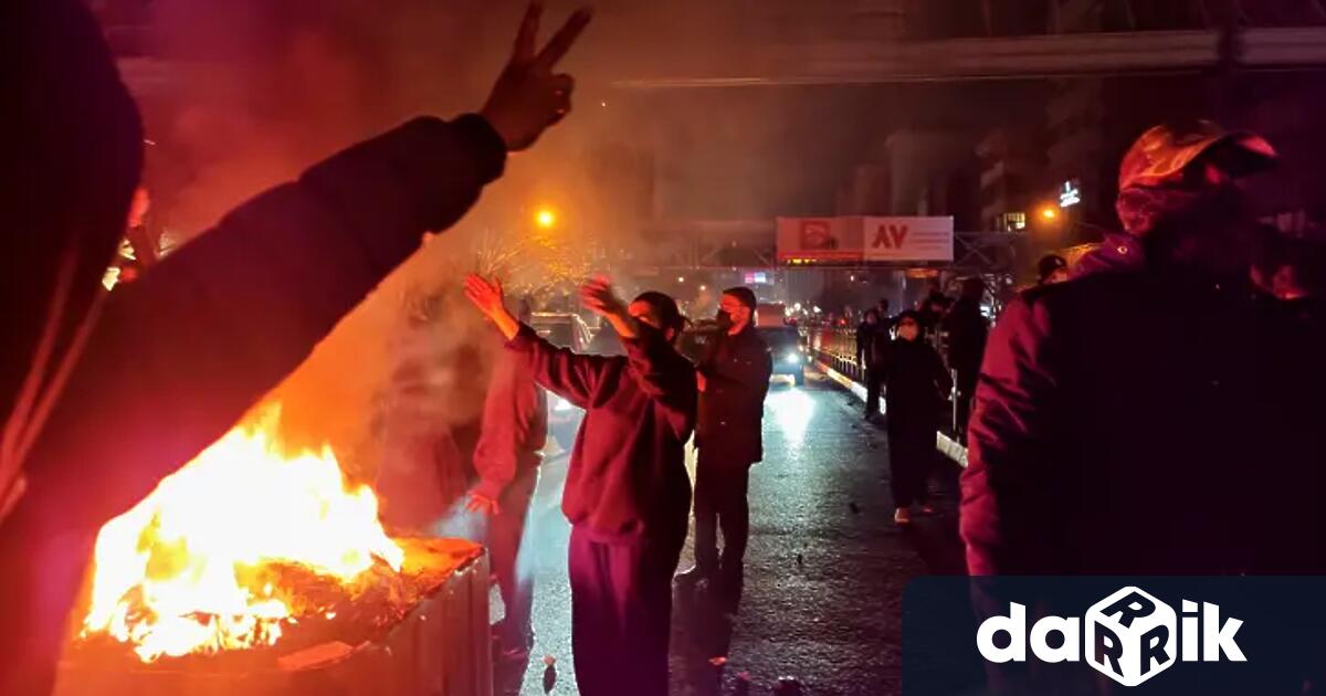 Американският самолетоносач Ейбрахам Линкълн и няколко съпровождащи го ескадрени миноносеца