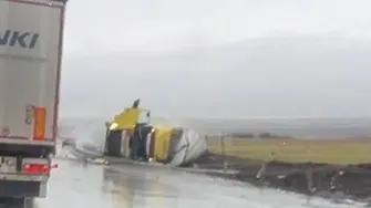 Нов инцидент: Камион се обърна на магистралата