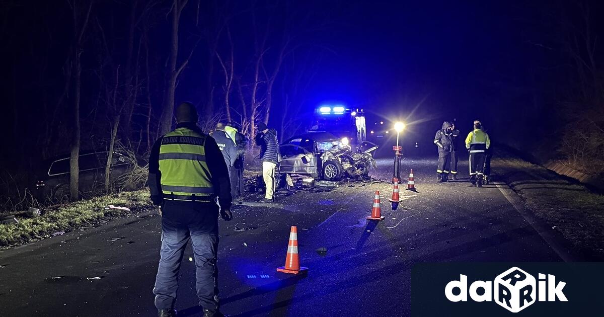 Тежък пътен инцидент с две жертви стана в неделя следобед