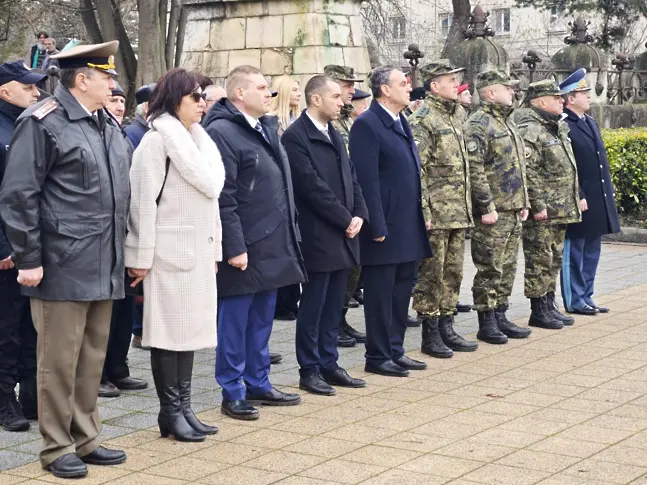 От Плевен тържествено бе изпратен български военен контингент за участие в мисия на НАТО в Косово 