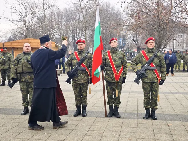 От Плевен тържествено бе изпратен български военен контингент за участие в мисия на НАТО в Косово 