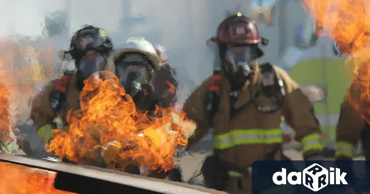 279 души са били евакуирани от две сгради заради пожар