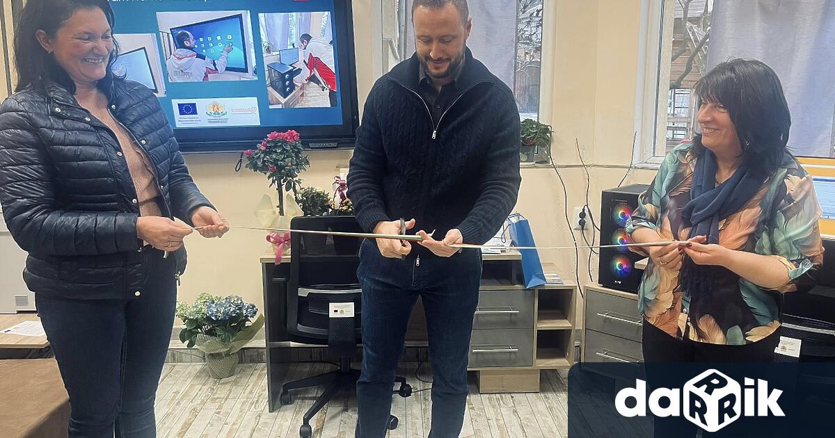 Заместник кметът Александър Владимиров преряза лентата на нов дигитален клуб