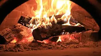 Момче на 9 години изгори лицето и крака си при опит да запали печка с бензин 