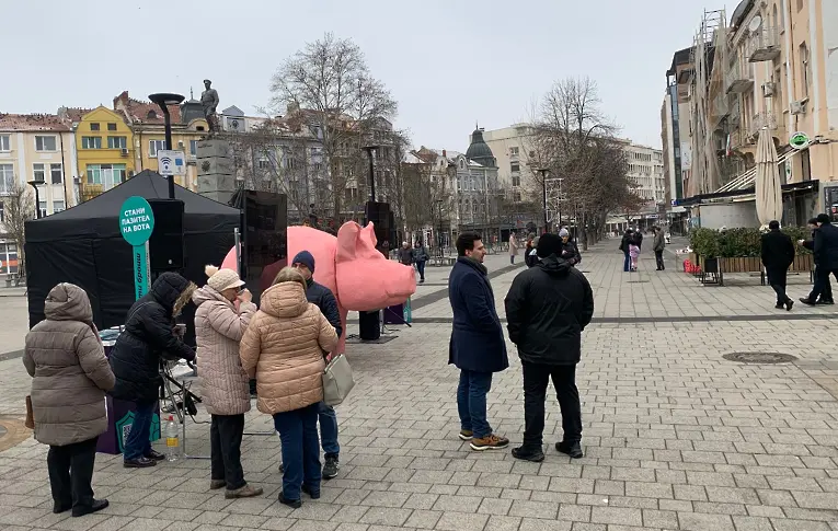 Свилен Трифонов: Дошло е време, по демократичен начин хората да ударят шамара на това прасе!