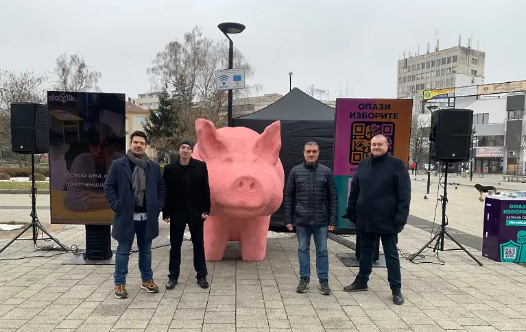 Свилен Трифонов: Дошло е време, по демократичен начин хората да ударят шамара на това прасе!