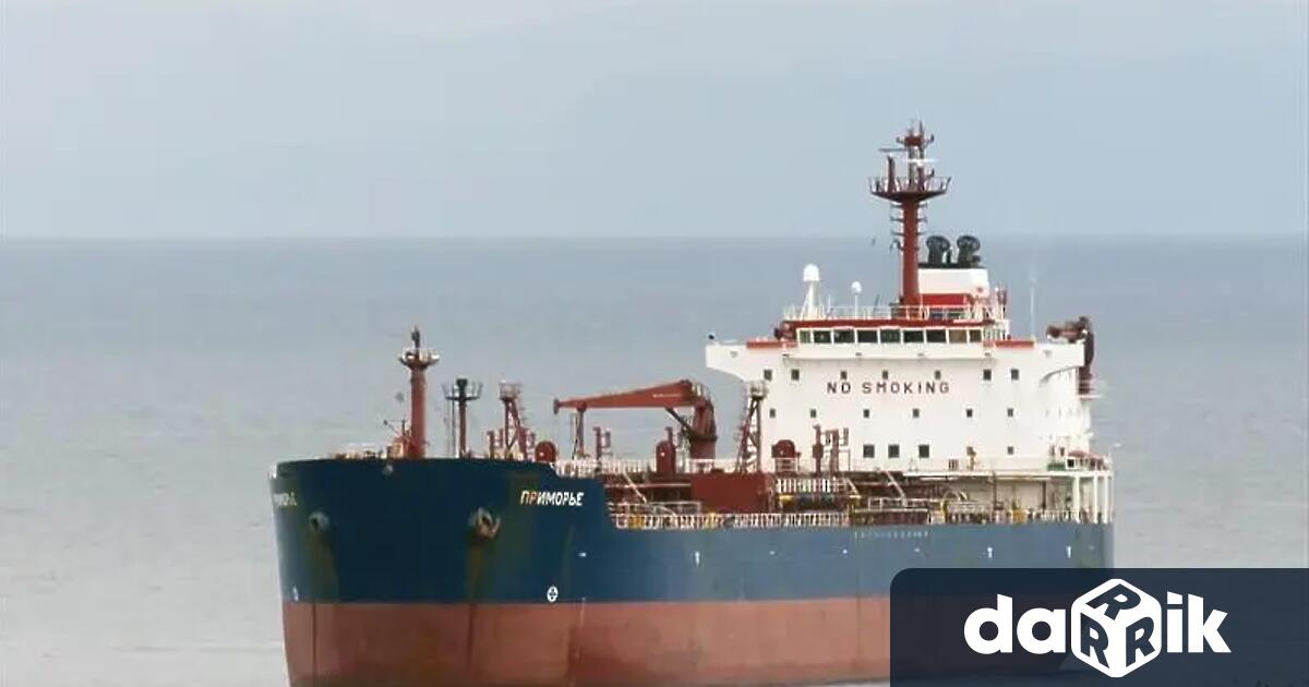 Москва съобщи че двама руски членове на екипажа на танкер