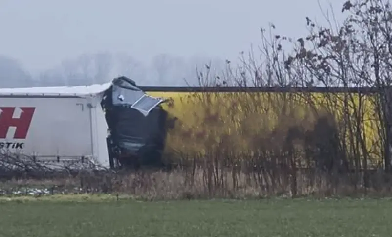 Верижна катастрофа с три тира и кола край Видин, има жертва (СНИМКИ)