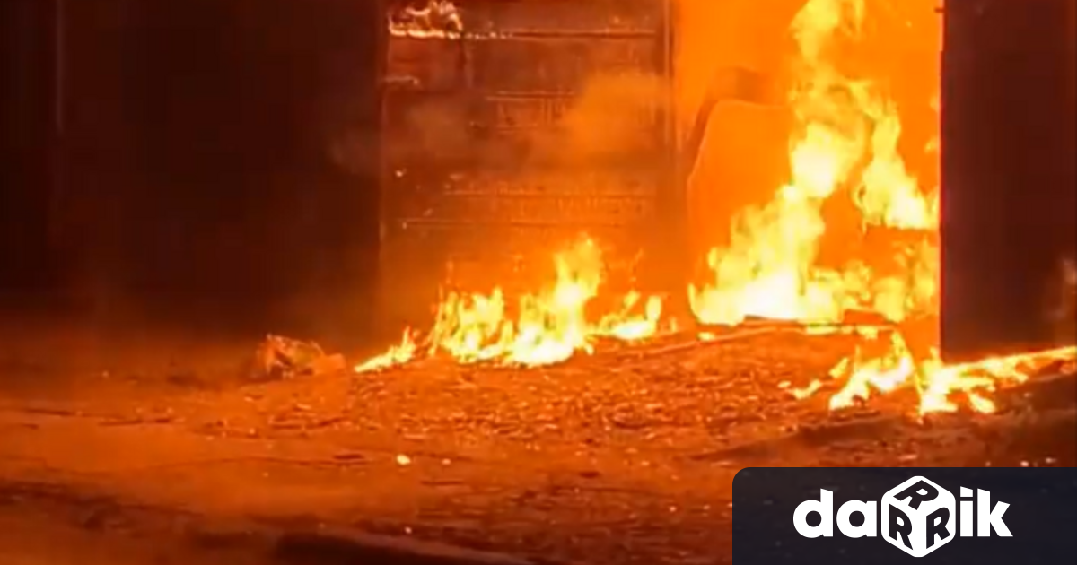 Лек автомобил и два мотопеда изгоряха при пожар в гараж