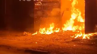 Избухна пожар в гараж в Плевен, изгоряха кола и скутери