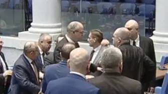 Напрежение в пленарната зала: Изборният кодекс скара „Възраждане“ и АПС