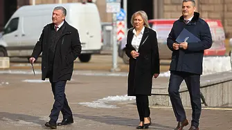 „БСП – Обединена левица“ пристигнаха на „Дондуков“ 2 (ОБНОВЯВА СЕ)